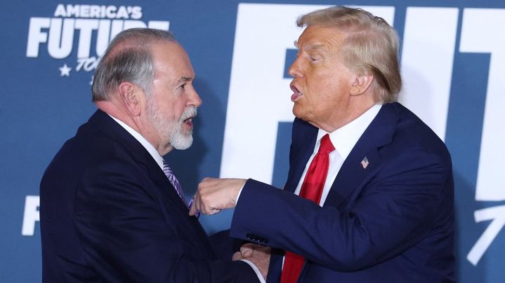 Mike Huckabee, présentateur de la chaîne Fox News et ancien gouverneur de l'Arkansas, avec le président élu américain Donald Trump à Drexel Hill (Pennsylvanie, Etats-Unis), le 29 octobre 2024. (CHARLY TRIBALLEAU / AFP)