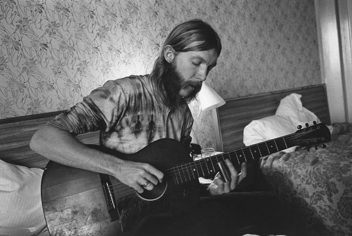 Duane Allman dans sa chambre d'hotel, avant un concert du Allman Brothers Band,&nbsp; le 17 octobre 1970 (MICHAEL OCHS ARCHIVES / MICHAEL OCHS ARCHIVES)