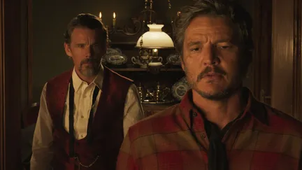 Pedro Pascal et Ethan Hawke jouent deux cowboys amoureux dans le film de Pedro Almodovar "Strange Way of Life". (Copyright El Deseo D.A. S.L.U. photo Iglesias Mas)