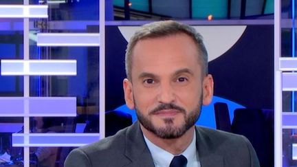 Le JT du 23h du mardi 17 janvier 2023 présenté par Jean-Christophe Galeazzi sur franceinfo est consultable en ligne en replay pour voir et revoir ce journal télévisé qui décrypte l'actualité. Retrouvez les dernières infos, les grands reportages, l'Eurozapping, les interviews et les explications de la rédaction sur toute l’actualité nationale et internationale. (FRANCEINFO)