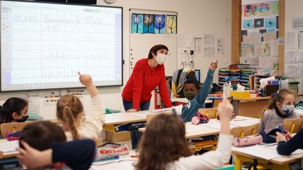 Une salle de classe à Bruyères-le-Châtel (Essonne),&nbsp;le 19 janvier 2021. (MYRIAM TIRLER / HANS LUCAS)