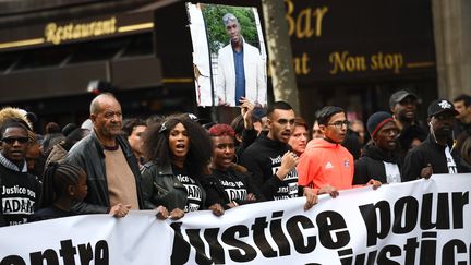 Assa Traoré (3e en partant de la gauche), lors de la marche organisée à Paris le 5 novembre 2016, pour réclamer "justice et vérité" après la mort d'Adama Traoré. (CHRISTOPHE ARCHAMBAULT / AFP)