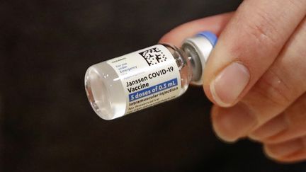 Une fiole du vaccin&nbsp;Janssen, du nom de la filiale européenne du&nbsp;groupe américain&nbsp;Johnson &amp; Johnson, ici photographiée le 5 mars 2021 dans un centre de vaccination à Chicago, aux Etats-Unis. (KAMIL KRZACZYNSKI / AFP)