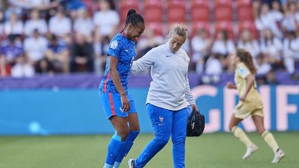 Blessée, l'attaquante&nbsp;tricolore Marie-Antoinette Katoto&nbsp;quitte ses coéquières, lors du match entre la France et la Belgique,&nbsp;à&nbsp;Rotherham (Royaume-Uni), durant&nbsp;l'Euro de football, le 14 juillet 2022.&nbsp; (JOSE BRETON / NURPHOTO / AFP)