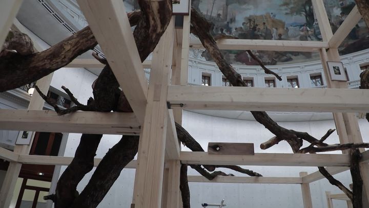 L'installation de l'artiste Danh Vo se situe dans la rotonde de la Bourse de commerce. (France 3 Paris-Ile-de-France)