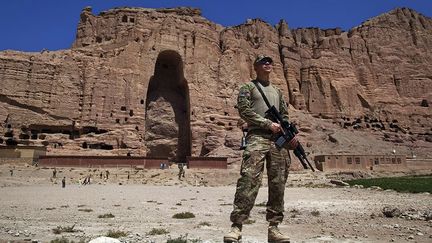 Un soldat américain devant les restes des bouddhas de Bamiyan. Vieux de 1500 ans, ces statues, taillées dans la roche, hautes de 38 et 55 mètres, ont été détruites par les talibans en mars 2001.
 
 
 
 (REUTERS / Ahmad Masood)