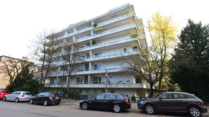 C'est dans un appartement de cet immeuble, &agrave; Munich (Allemagne), que pr&egrave;s de 1 500 &oelig;uvres ont &eacute;t&eacute; retrouv&eacute;es en f&eacute;vrier 2012.&nbsp; (MARC MÜLLER / AFP)