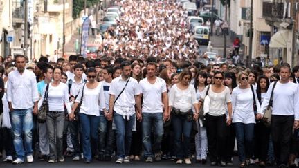 Près de deux mille personnes se sont rassemblées mardi pour une marche blanche en hommage à l'enseignante décédée. (PASCAL GUYOT / AFP)