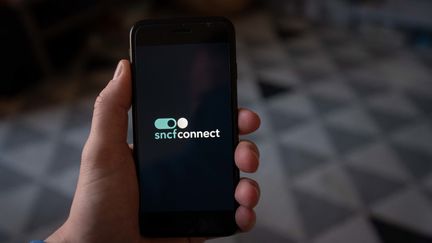 L'application SNCF Connect sur un téléphone, le 9 février 2022. (ROMAIN LONGIERAS / HANS LUCAS / AFP)