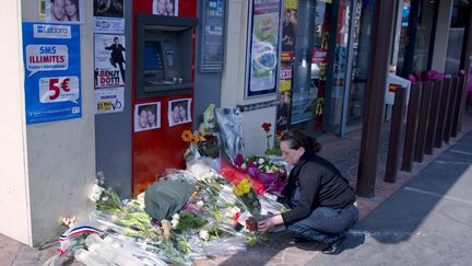 Deux soldats ont &eacute;t&eacute; tu&eacute;s et un troisi&egrave;me a &eacute;t&eacute; bless&eacute; par Mohamed Merah&nbsp;en pleine rue, &agrave; Montauban (Tarn-et-Garonne), le 15 mars. (PASCAL PAVANI / AFP)