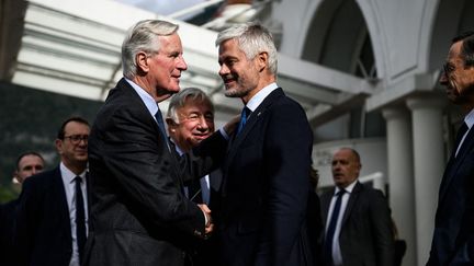 Le Premier ministre Michel Barnier et le député LR Laurent Wauquiez, à Annecy (Haute-Savoie), le 12 septembre 2024. (JEFF PACHOUD / AFP)