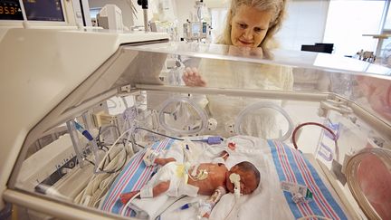 Kimberly Fugate regarde Kristen, l'une de ses quadrupl&eacute;es n&eacute;es le 8 f&eacute;vrier 2014, dans le Mississippi (Etats-Unis). (UNIVERSITY OF MISSISSIPPI MEDICAL CENTER )