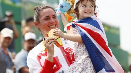 Championne d'exception avec plus de dix médailles aux jeux paralympiques, la Britannique, née avec une déformation qui rend sa main gauche inutilisable, partage sa médaille d'or de cyclisme à Rio avec sa fille Louisa.&nbsp; (? JASON CAIRNDUFF / REUTERS / X03805)