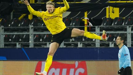 Erling Haaland célèbre son deuxième but inscrit contre le Séville FC, le mardi 9 mars à Dortmund. (LEON KUEGELER / POOL)