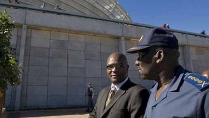 Le ministre de la Police Nathi Mthethwa (G) et le chef de la Police Bheki Cele à l'extérieur du stade de Cap Town. (AFP)