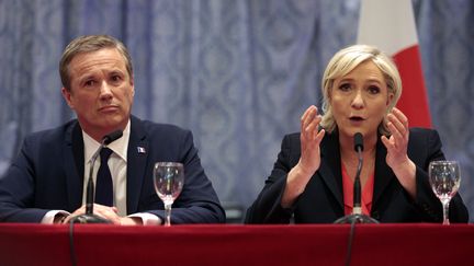 Marine Le Pen, présidente du FN, et Nicolas Dupont-Aignan, président de&nbsp;Debout la France, lors d'une conférence de presse, à Paris, le 29 avril 2017. (GEOFFROY VAN DER HASSELT / AFP)