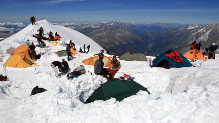 Des alpinistes en bivouac sauvage sur le Mont-Blanc, en Haute-Savoie, en 2011. (GREGORY YETCHMENIZA / MAXPPP)