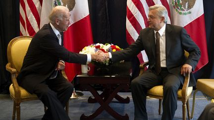 Une rencontre entre Joe Biden, alors vice-président des Etats-Unis et&nbsp;Andres Manuel Lopez Obrador, alors candidat à la présidence du Mexique, le 5 mars 2012. (YURI CORTEZ / AFP)