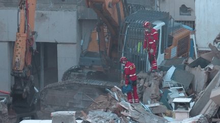 Au lendemain de l’effondrement d’un immeuble au 17 rue de Tivoli à Marseille, que sait-on de l’origine de la catastrophe ? Le point avec Audrey Richier, correspondante pour France Télévisions à Marseille. (FRANCE 2)