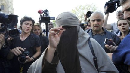 Kenza Drider, sur le parvis de Notre-Dame à Paris le 11 avril 2011. (afp)