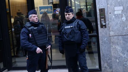 Des CRS gardent l'entr&eacute;e du si&egrave;ge de l'Agence France Presse, &agrave; Paris, le 19 janvier 2015. (STEPHANE DE SAKUTIN / AFP)