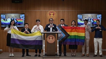 Des députés du Parti Move Forward (MFP) lors d'une conférence de presse avant le vote du Sénat sur le projet de loi sur le mariage entre personnes de même sexe, au Parlement thaïlandais à Bangkok, le 18 juin 2024. (LILLIAN SUWANRUMPHA / AFP)