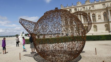 Une oeuvre de l'artiste portugaise&nbsp;Joana Valconcelos expos&eacute;e dans les jardins du ch&acirc;teau de Versailles (Yvelines), le 18 juin 2012.&nbsp; (LE PARISIEN / MAXPPP)