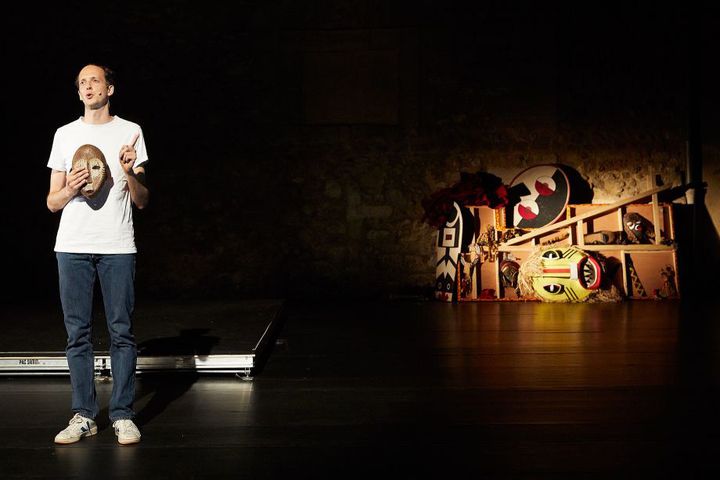 Oscar Van Rompay dans "Histoire du théâtre II" de&nbsp;Faustin Linyekul au Festival d'Avignon 2019. (© Christophe Raynaud de Lage)