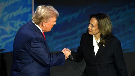 Donald Trump et Kamala Harris se serrent la main, au début du premier débat télévisé les opposant à Philadelphie, en Pennsylvanie (Etats-Unis), le 10 septembre 2024. (SAUL LOEB / AFP)