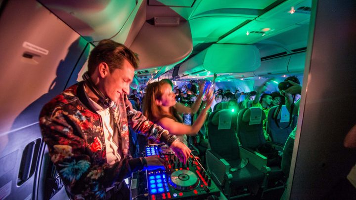 Un DJ se produit dans un avion affrété pour le festival.
 (Jonas Roosens / Belga / AFP)