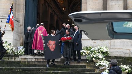 Portrait du danseur Patrick Dupond porté devant l'église parisienne Saint-Roch lors de ses obsèques, le 11 mars 2021.
 (JEROME LEBLOIS / HANS LUCAS)