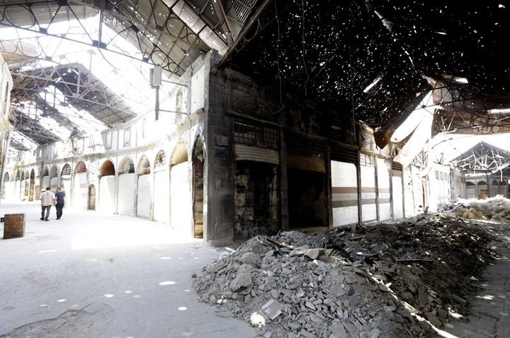 Chantier de déblaiement des décombres de la guerre, dans le souk de Homs (14 août 2016)
 (Louai Beshara / AFP)