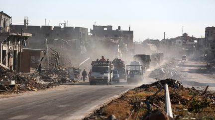 Des Palestiniens arrivent à Khan Younes après avoir fui la ville de Rafah le 6 mai 2024, où l'armée israélienne demande aux habitants d'évacuer.  (MAJDI FATHI/NURPHOTO VIA AFP)