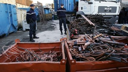 Perquisition dans une casse à Marseille (2007) où est entreposé du cuivre (AFP)