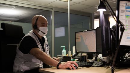 Un infirmier répond au téléphone au centre de régulation d'urgence du Samu à Bordeaux (Gironde), en avril 2020. (LAURENT PERPIGNA IBAN / HANS LUCAS)