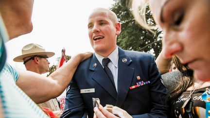 Spencer Stone, h&eacute;ros am&eacute;ricain du Thalys, accueilli par des fans &agrave; Sacramento (Californie, Etats-Unis), le 11 septembre 2015. (MAX WHITTAKER / REUTERS)