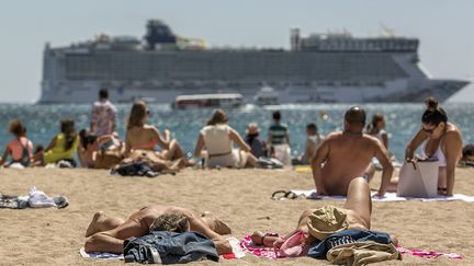 La "plage des pauvres" face aux bateaux des riches !
 (Jean-François Lixon)