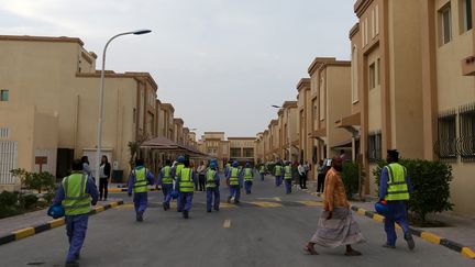 Des travailleurs migrants sur le site de construction d'un stade pour la Coupe du monde de football au Qatar, le 4 mai 2015 à&nbsp;Al-Wakrah.&nbsp; (MARWAN NAAMANI / AFP)