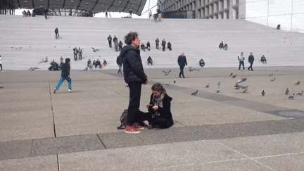 L'artiste Olivier de Sagazan a décidé d'aboyer pendant trois heures sur le Parvis de la Défense, samedi 29 avril&nbsp;2017. (KUBRA KHADEMI / TWITTER)