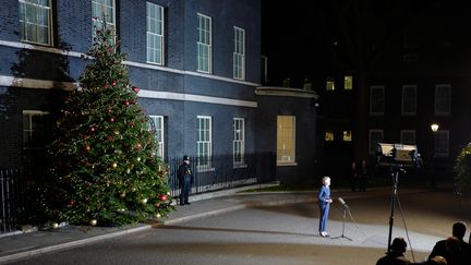 La Première ministre conservatrice Theresa May s'adresse à la presse, le 12 décembre 2018 à Londres (Royaume-Uni), après avoir remporté le vote de défiance organisé au sein de son parti. (TOLGA AKMEN / AFP)