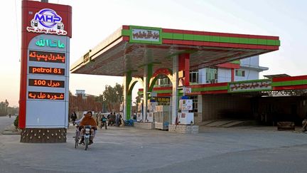 Une station service à Kandahar, en Afghanistan, le 8 septembre 2022. (JAVED TANVEER / AFP)