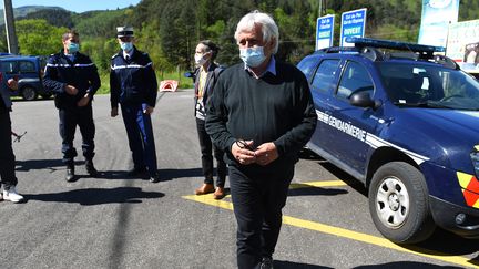 Bernard Mounier (au centre), maire du village les Plantiers, lors de la recherche d'un homme qui a abattu deux personnes dans une scierie des Cévennes, le 12 mai 2021. (SYLVAIN THOMAS / AFP)