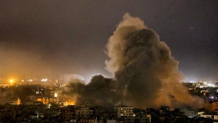 De la fumée s'élève de Beyrouth, après une frappe israélienne, le 22 octobre 2024. (IBRAHIM AMRO / AFP)