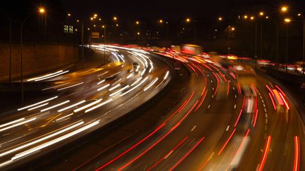 Des v&eacute;hicules circulent de nuit sur le p&eacute;riph&eacute;rique &agrave; Paris en juillet 2014. (MANUEL COHEN / AFP )