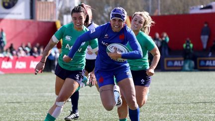 La Française Caroline Boujard a inscrit le deuxième essai bleu face à l'Irlande, le 1er avril 2023. (PAUL FAITH / AFP)