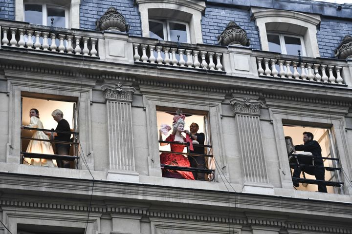 Des comédiens aux fenêtres de la Comédie-Française, le 1er mars 2020. (STEPHANE DE SAKUTIN / AFP)