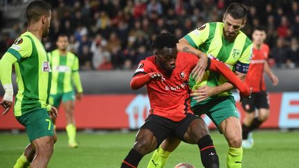 Lorenz Assignon au duel avec Nenad Tomovic, lors de Rennes-Larnaka, le 3 novembre 2022. (JEAN-FRANCOIS MONIER / AFP)