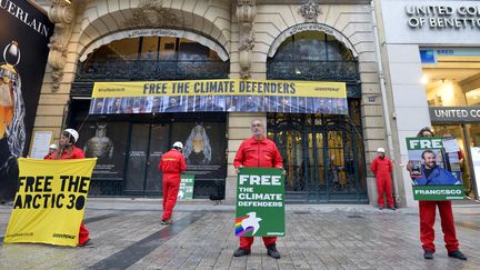 Des militants de Greenpeace manifestent pour la lib&eacute;ration de 30 de leurs, emprisonn&eacute;s en Russie depuis mi-septembre, devant le si&egrave;ge de Gazprom, &agrave; Paris, mercredi 9 octobre 2013.&nbsp; (MIGUEL MEDINA / AFP)