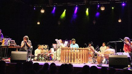 Pascal Comelade avec son Bel Canto et l'orchestre birman Saing Waing.
 (Albert Finestres)