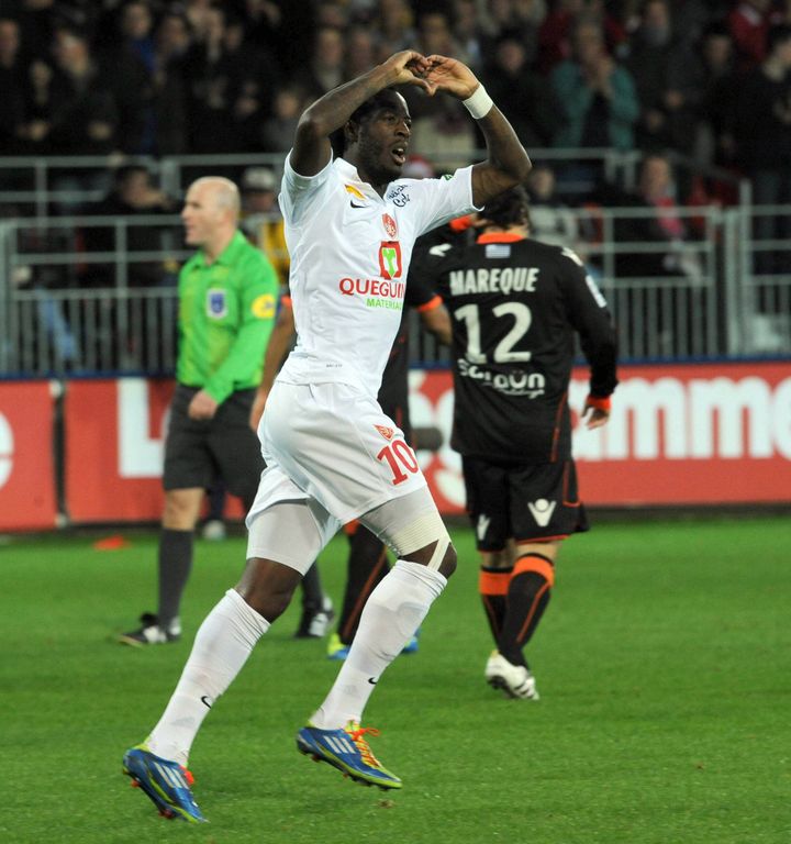 La joie du buteur brestois Lars&egrave;ne Tour&eacute;, apr&egrave;s avoir ouvert le score contre Lorient, le 29 octobre 2011 dans le cadre de la 12e journ&eacute;e de Ligue 1. (Vincent Mouchel / MAXPPP)